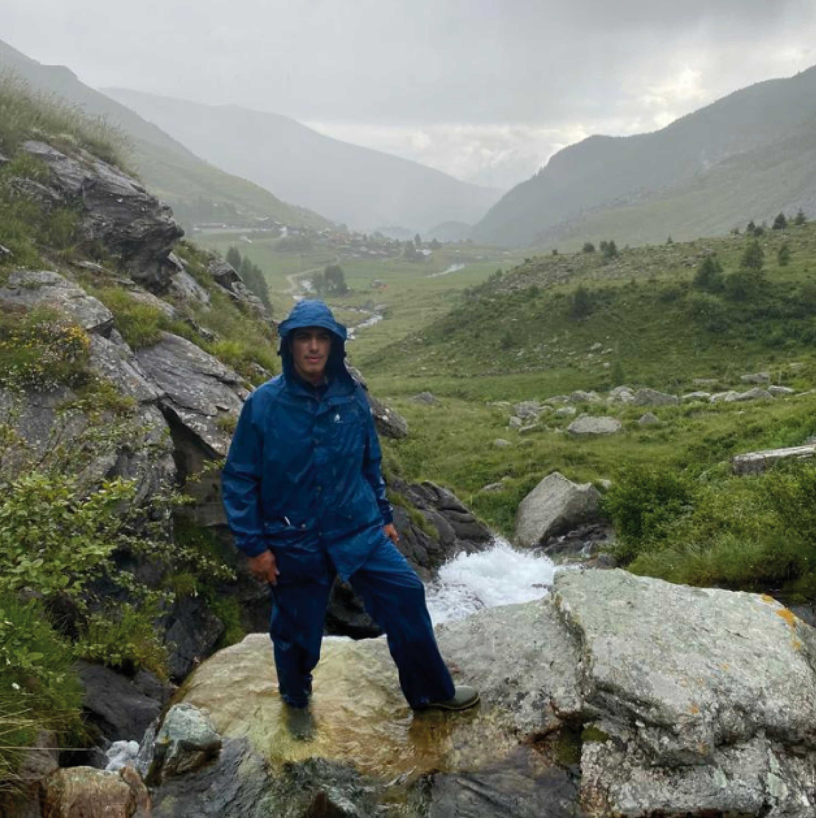 uomo che indossa il completo impermeabile uraga tex in montagna in una giornata uggiosa