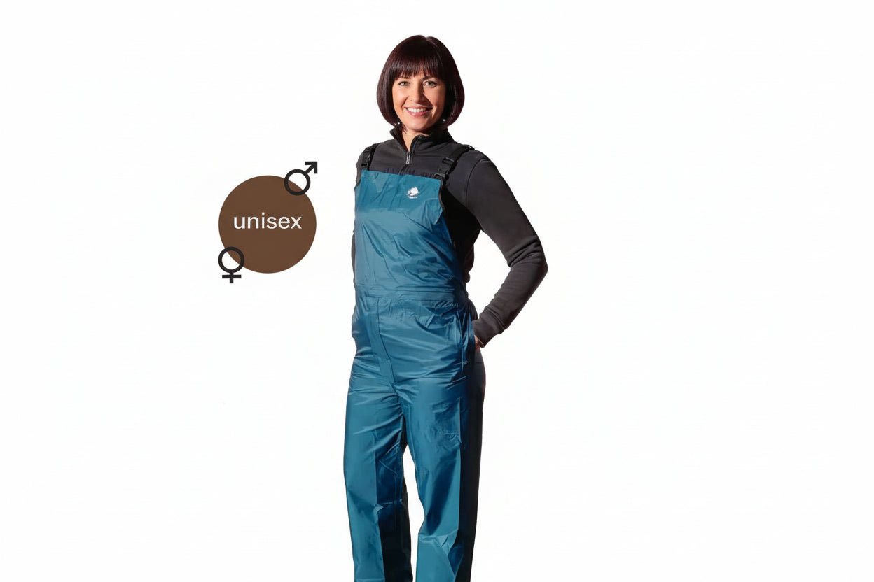 Donna che indossa la salopette blu uragan-tex